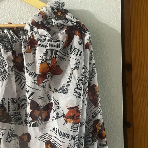 NWT Junior's Sz Small Live 4 Truth Top Butterfly & News Print (flowy) - Picture 12 of 15